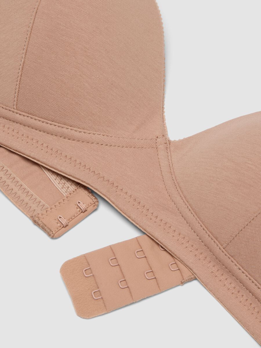 &Mu;&pi;&epsilon;&zeta; &sigma;&omicron;&upsilon;&tau;&iota;έ&nu; &alpha;&pi;ό &epsilon;&lambda;&alpha;&sigma;&tau;&iota;&kappa;ό &beta;&alpha;&mu;&beta;ά&kappa;&iota; &mu;&epsilon; &epsilon;&lambda;&alpha;&phi;&rho;&iota;ά &epsilon;&nu;ί&sigma;&chi;&upsilon;&sigma;&eta;_5