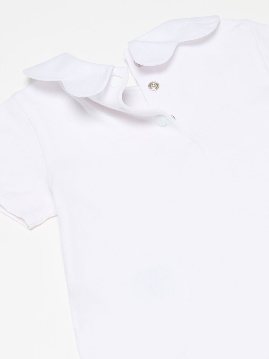 Camiseta de algodón elástico con cuello flor_2