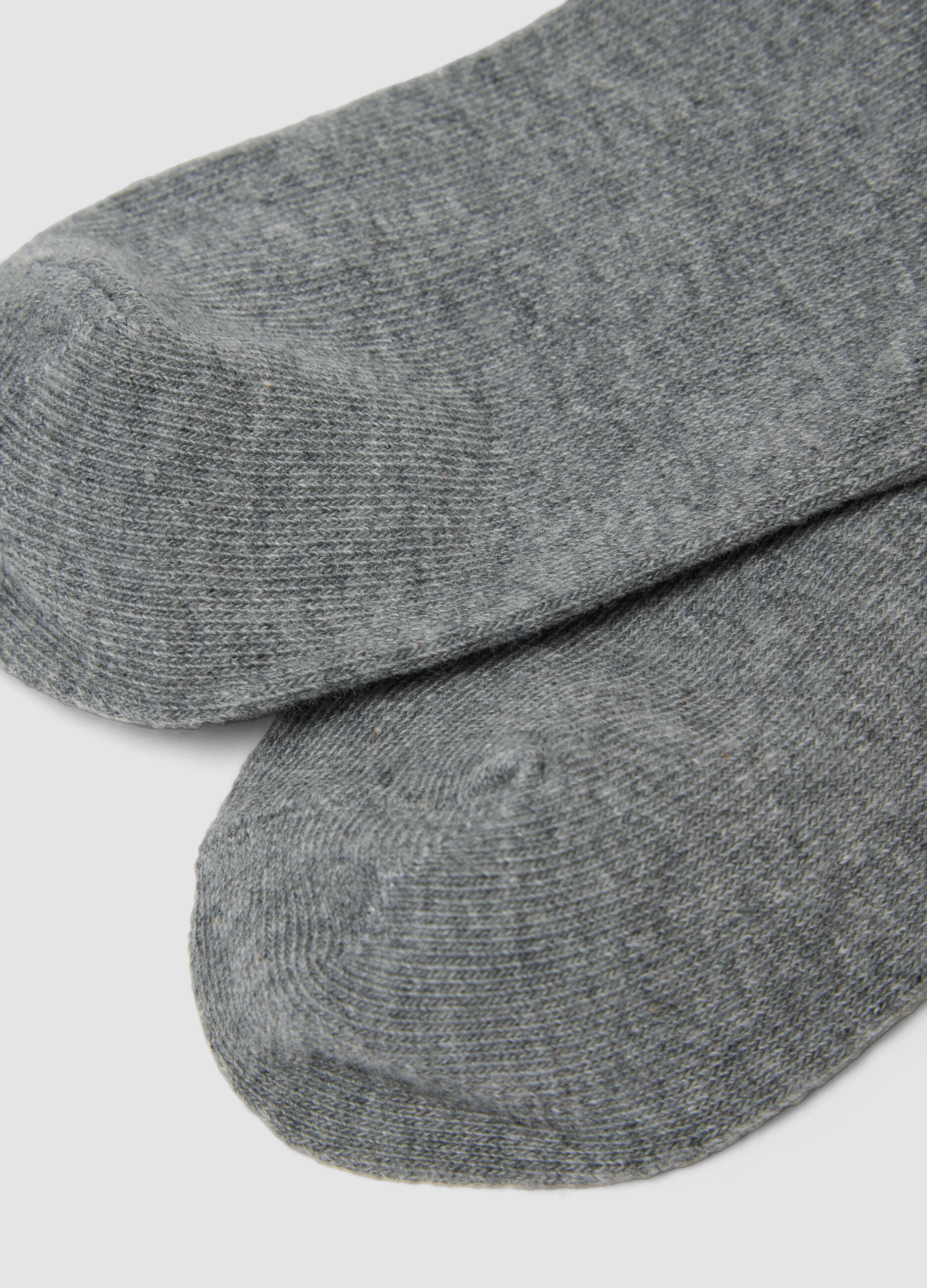 2-pack of melange grey, brown and light pink socks in stretch organic cotton