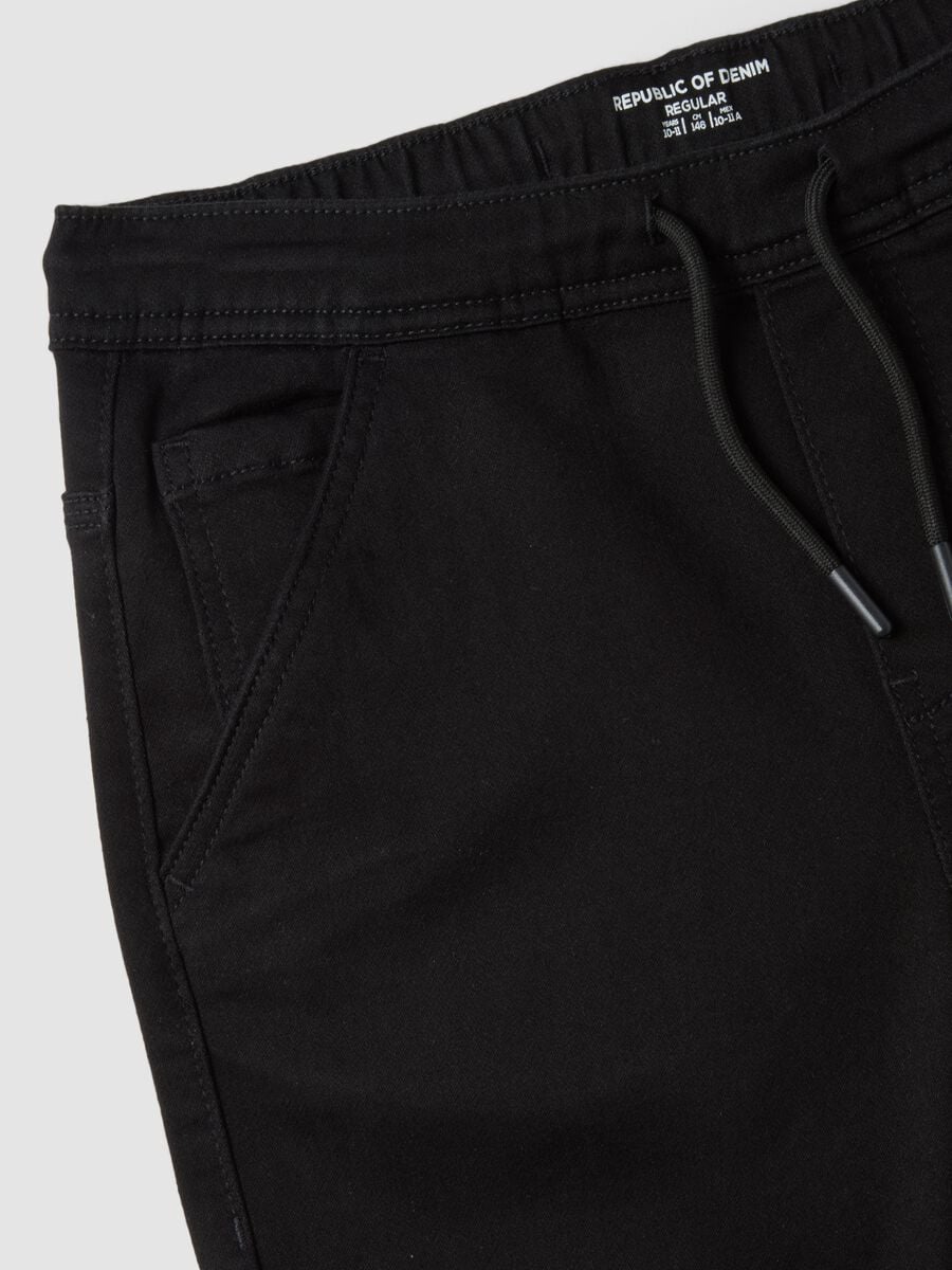 Jogger denim nero in cotone elasticizzato con vita elastica per ragazzo_1