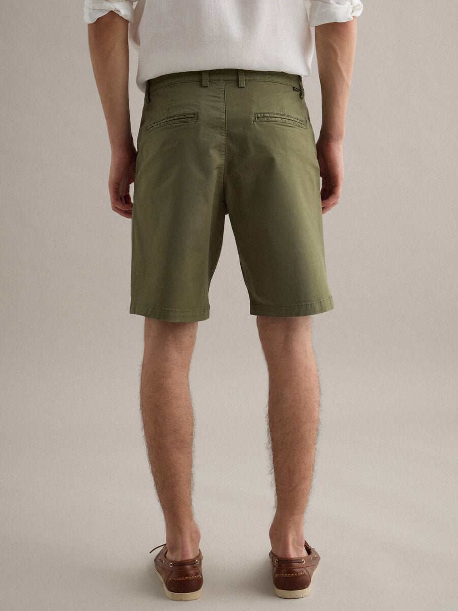 Green stretch cotton chino shorts, regular fit_3