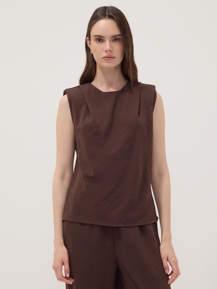 Blusa marrone smanicata con texture pliss&eacute; regular fit_0