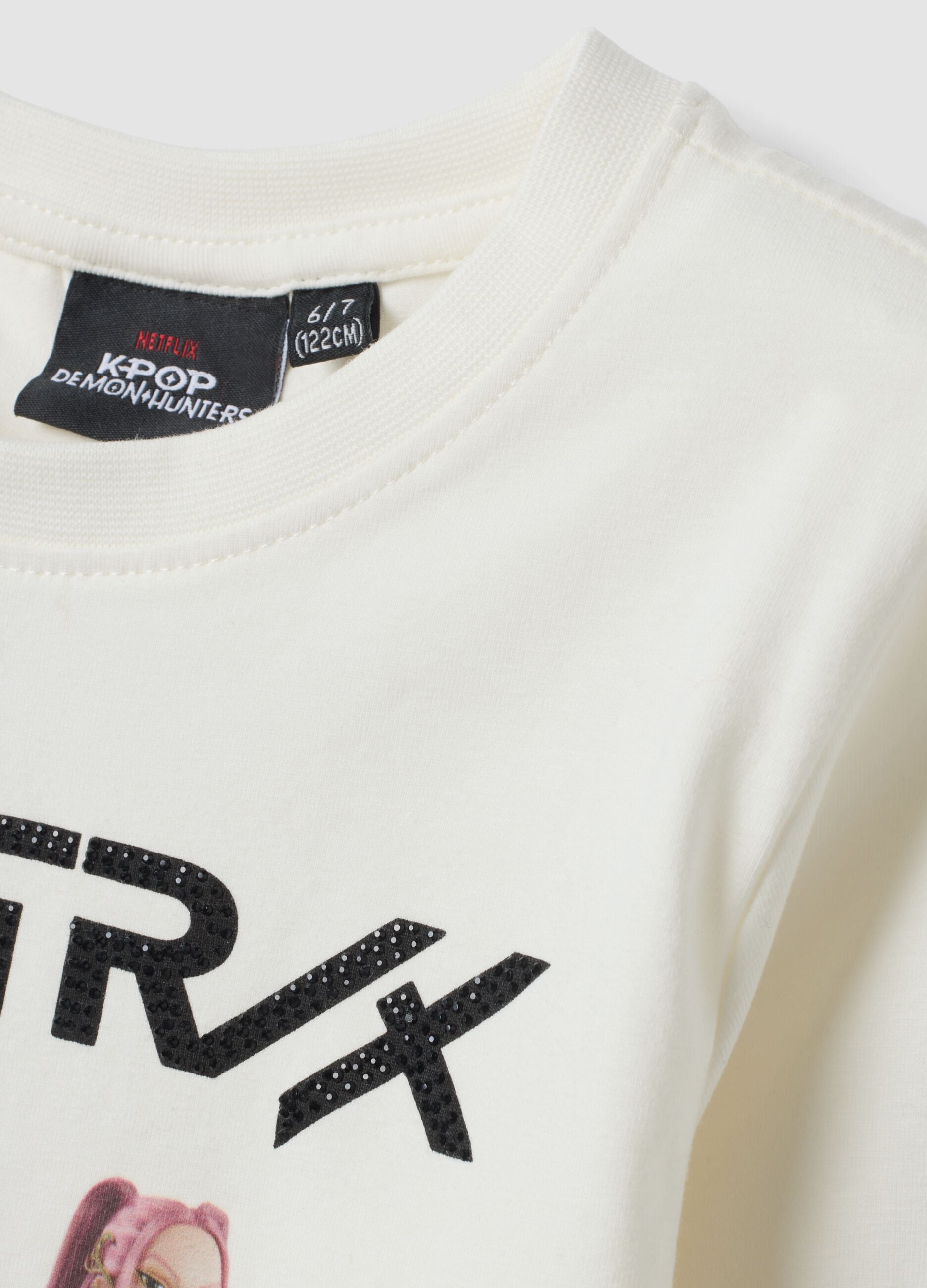 T-shirt branca em algod&atilde;o el&aacute;stico com estampado K-Pop Demon Hunters