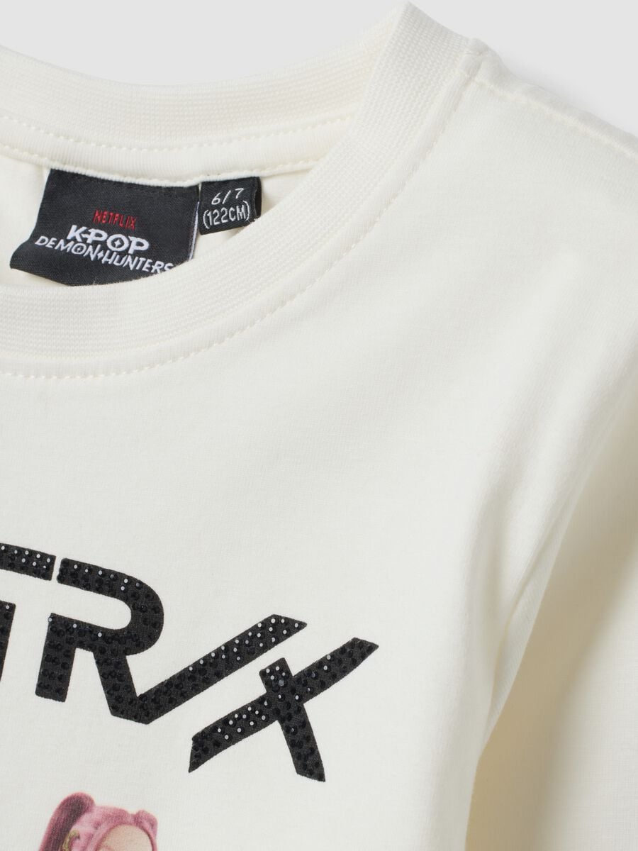 T-shirt branca em algod&atilde;o el&aacute;stico com estampado K-Pop Demon Hunters_2
