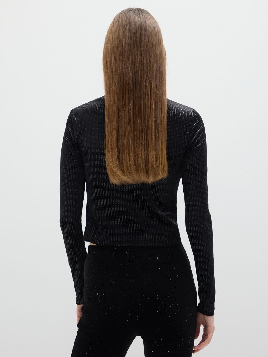 Schwarzes Langarmshirt im Regular Fit mit quadratischem Ausschnitt und Strass_3
