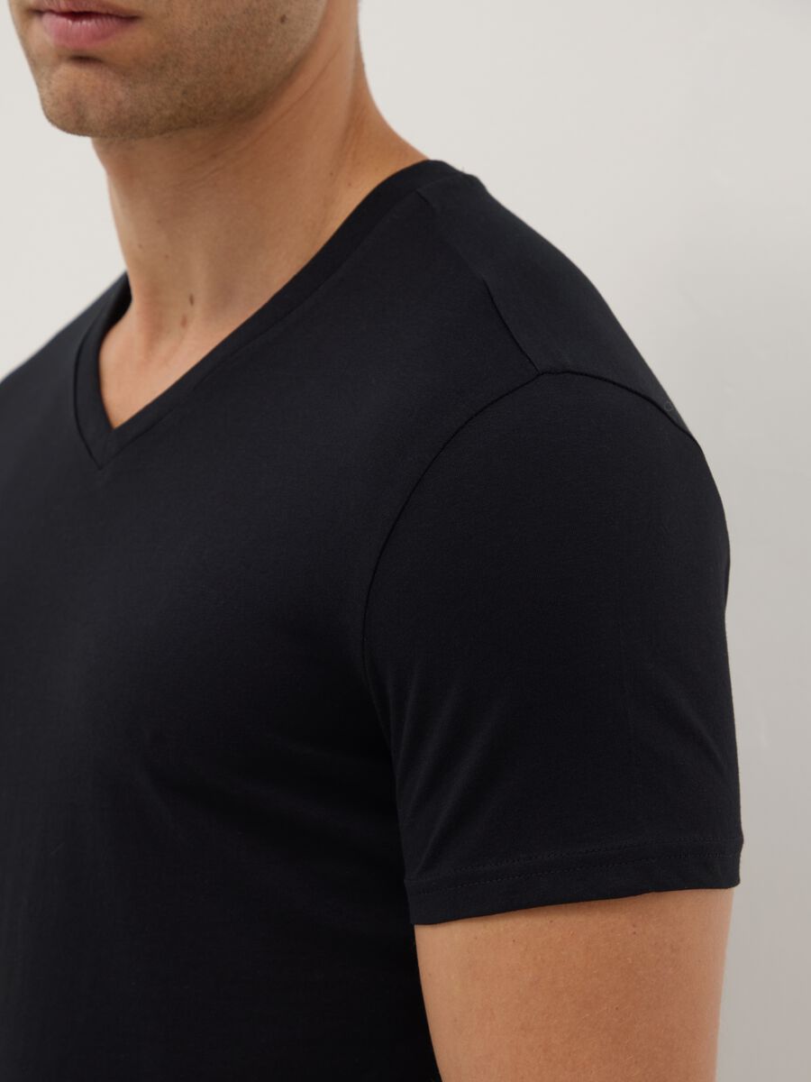 Tripack schwarze V-Ausschnitt T-Shirts in reiner Baumwolle im Regular Fit_3