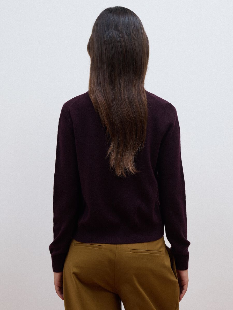 Cardigan viola in pura lana con girocollo e bottoni regular fit_3