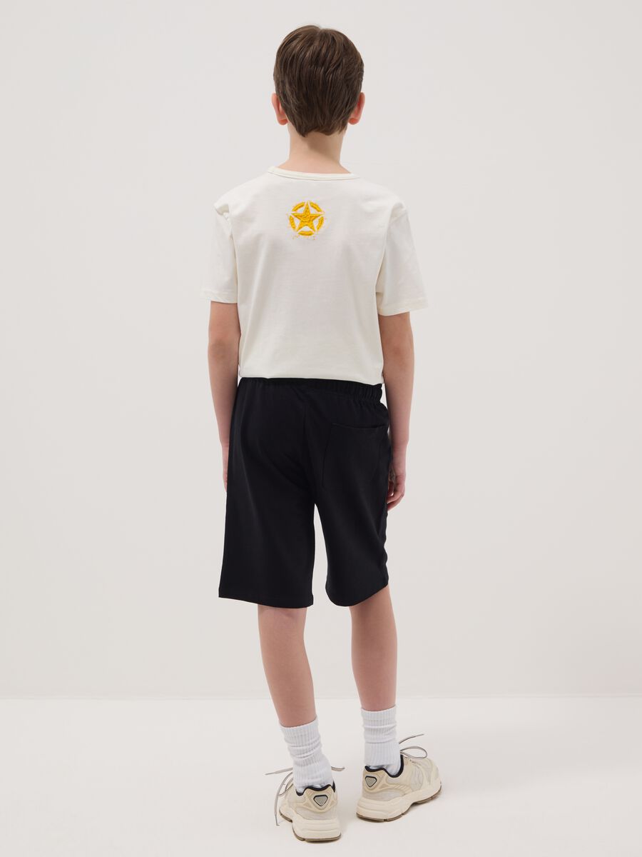 Schwarze Jungen-Shorts aus reiner Baumwolle mit regul&auml;rer Passform_2