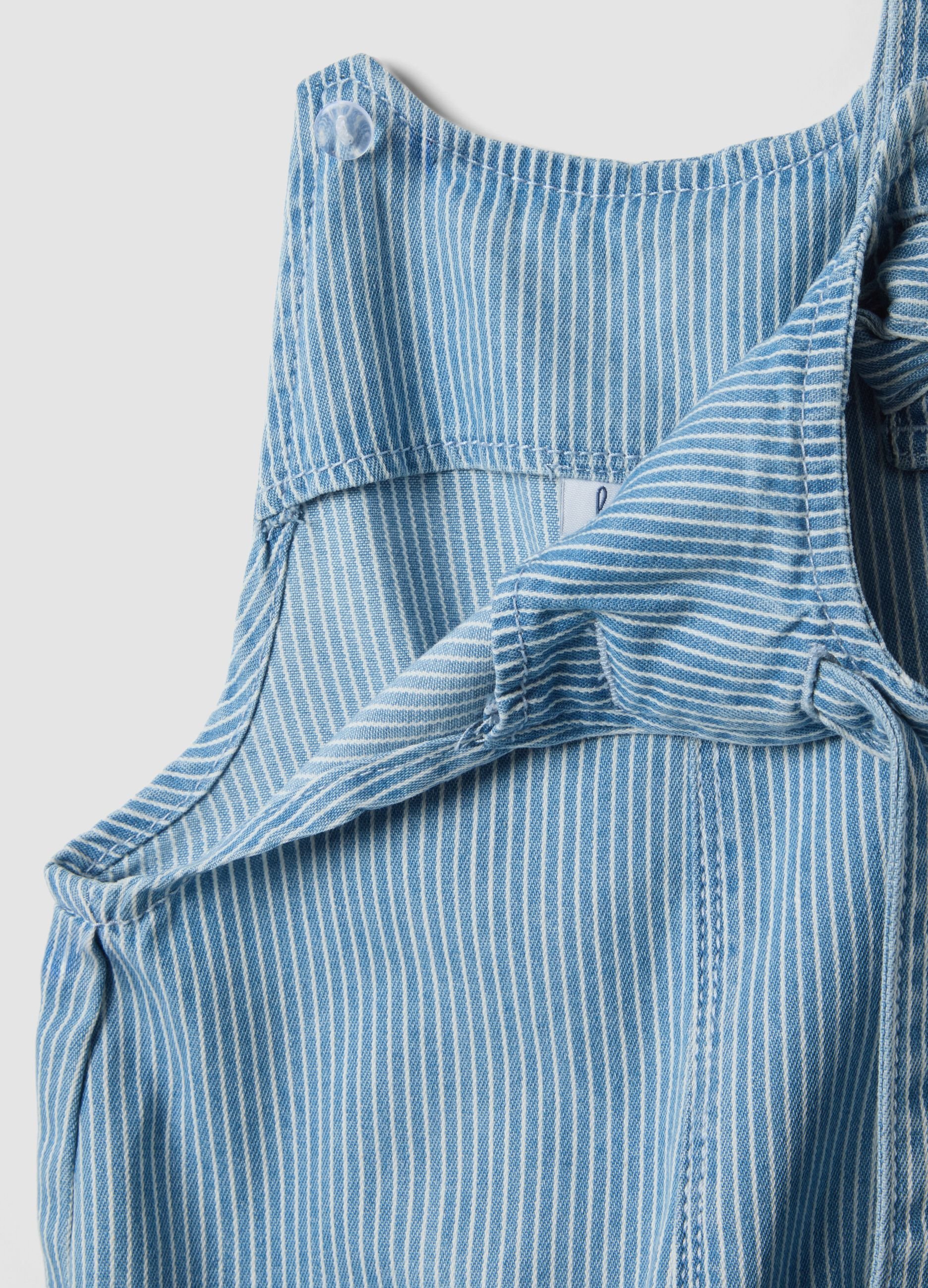 Jardineiras de ganga para menina em mistura de algod&atilde;o e lyocell com bordados