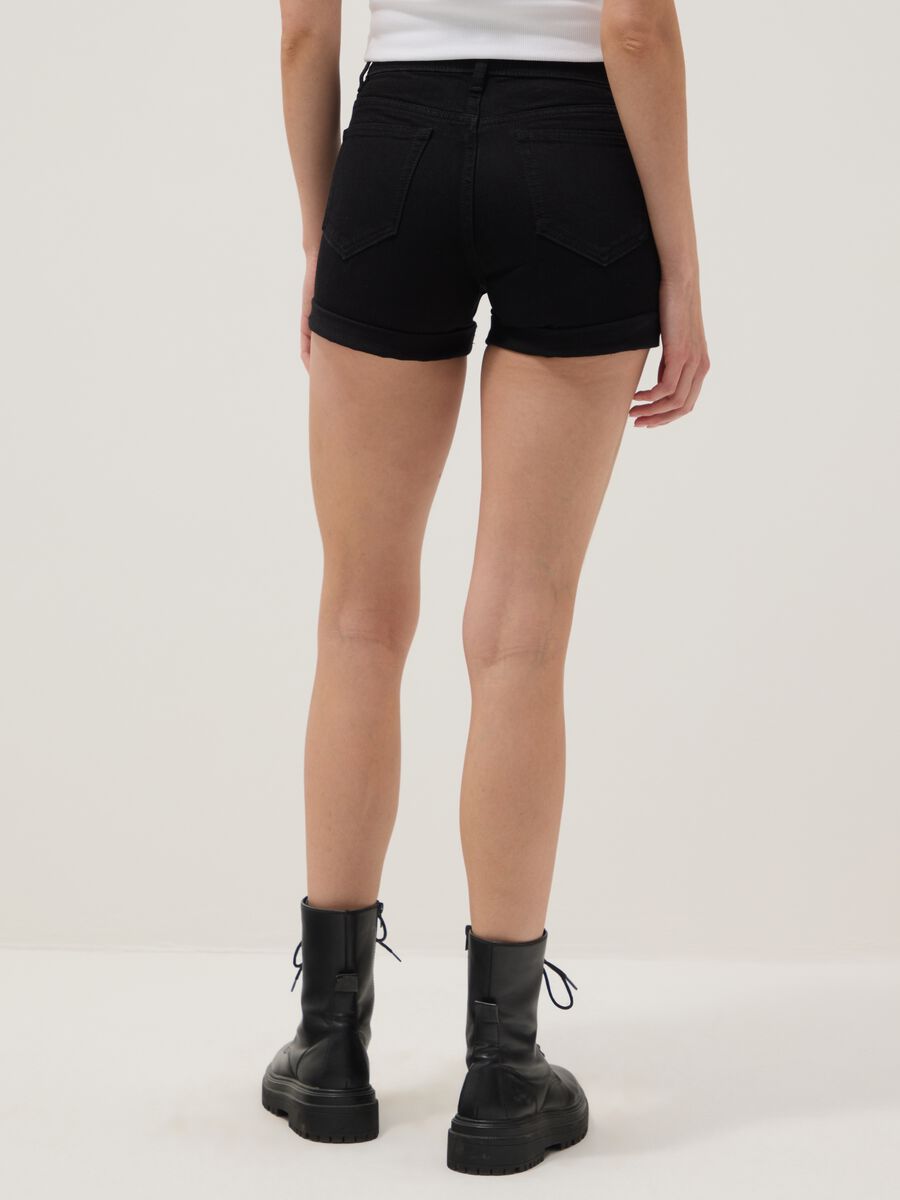 Schwarze Shorts aus Stretch-Baumwoll-Denim_3