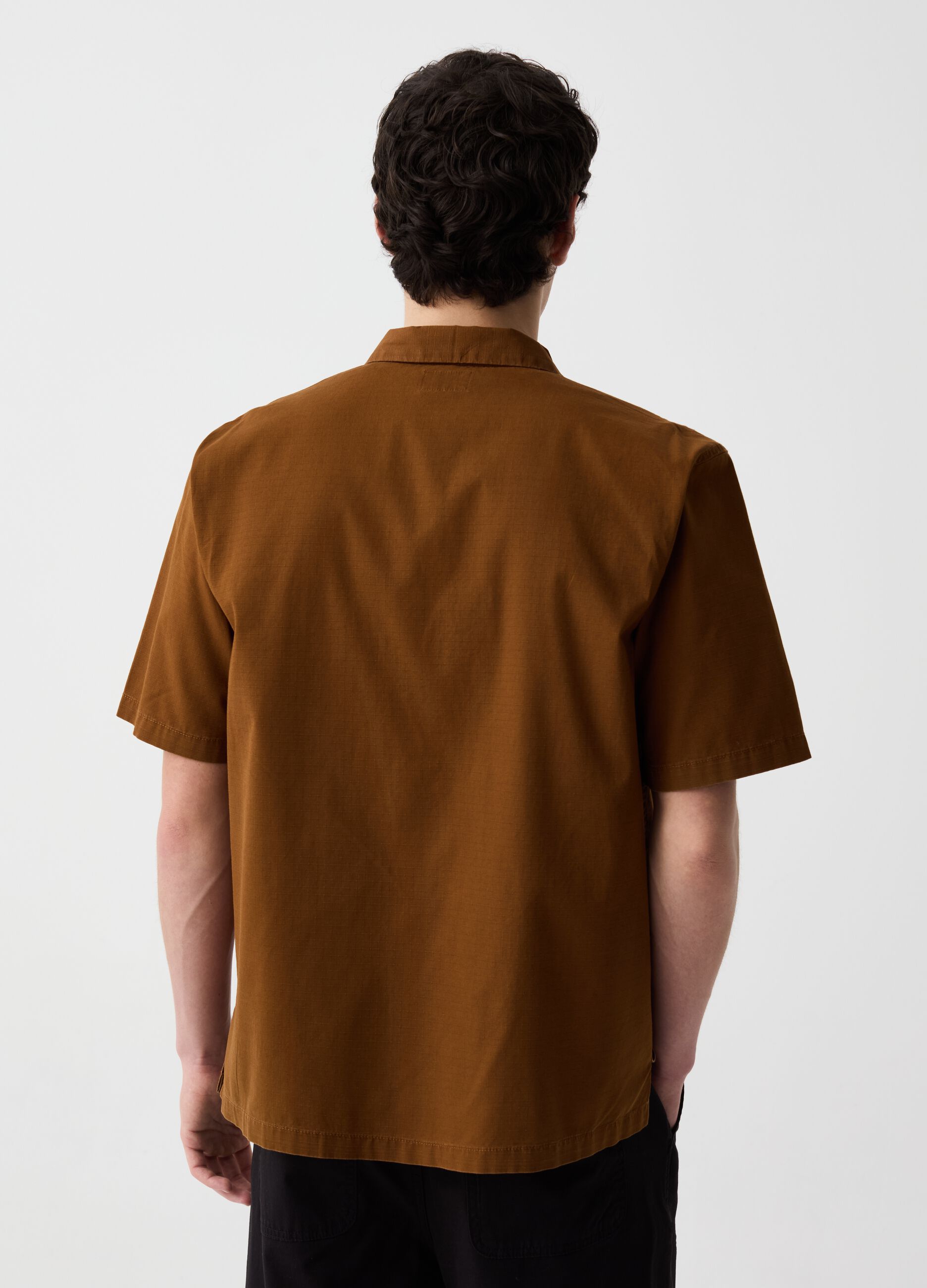 Short-sleeved shirt with ripstop weave