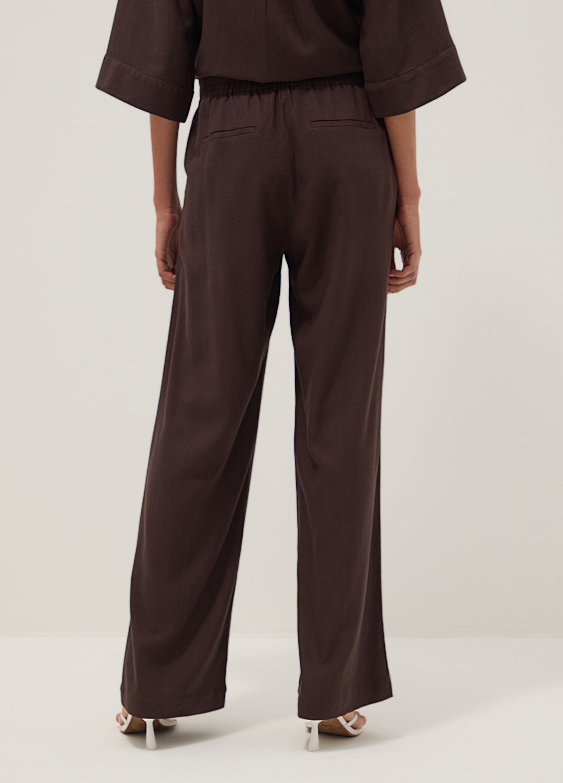Braune Straight-Fit-Hose aus Viskose-Leinen-Mix