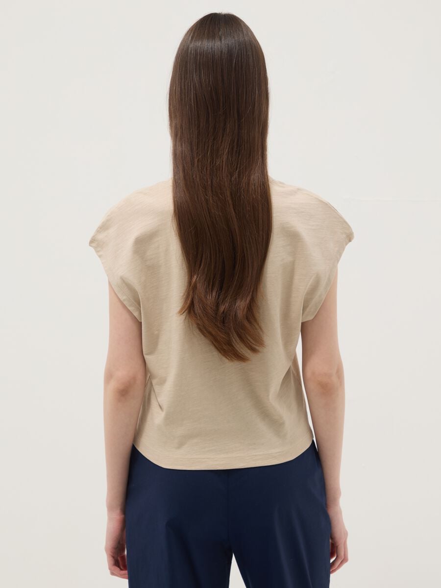 Camiseta beige de algod&oacute;n puro con cuello pico_3