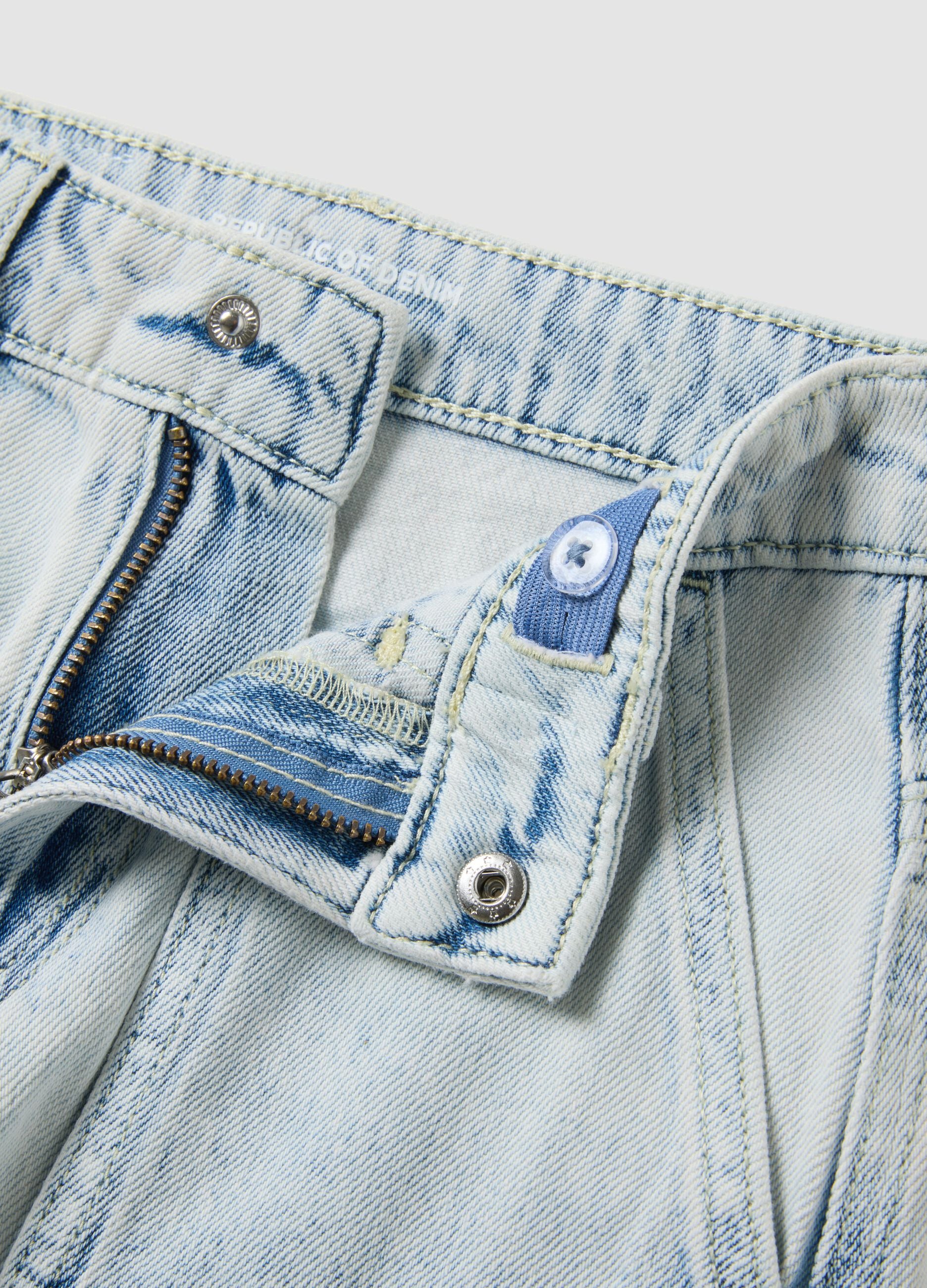 Light blue denim cargo shorts in a cotton-viscose blend