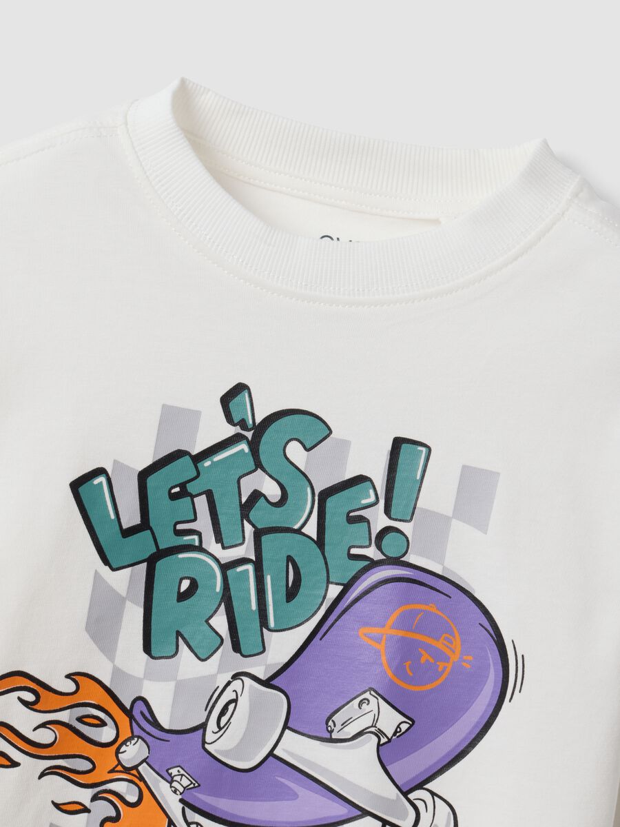 T-shirt bianca in puro cotone a girocollo con stampa skater per bambino_3