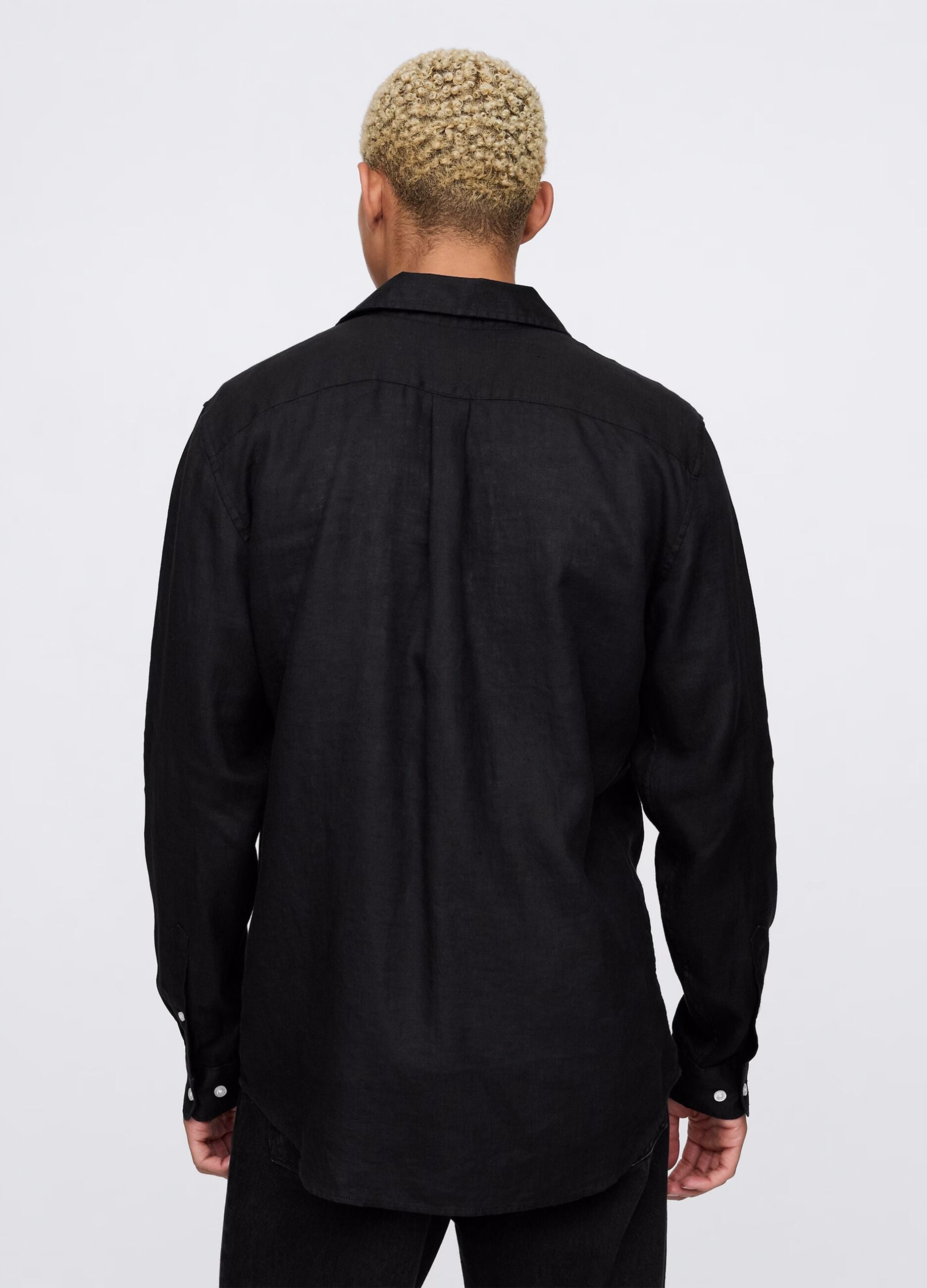 Black shirt with long sleeves in linen