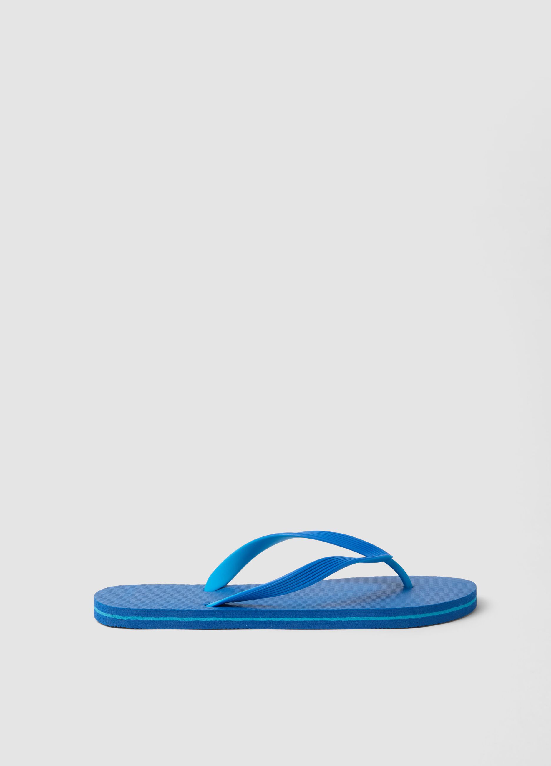 Blaue Zehentrenner f&uuml;r den Strand