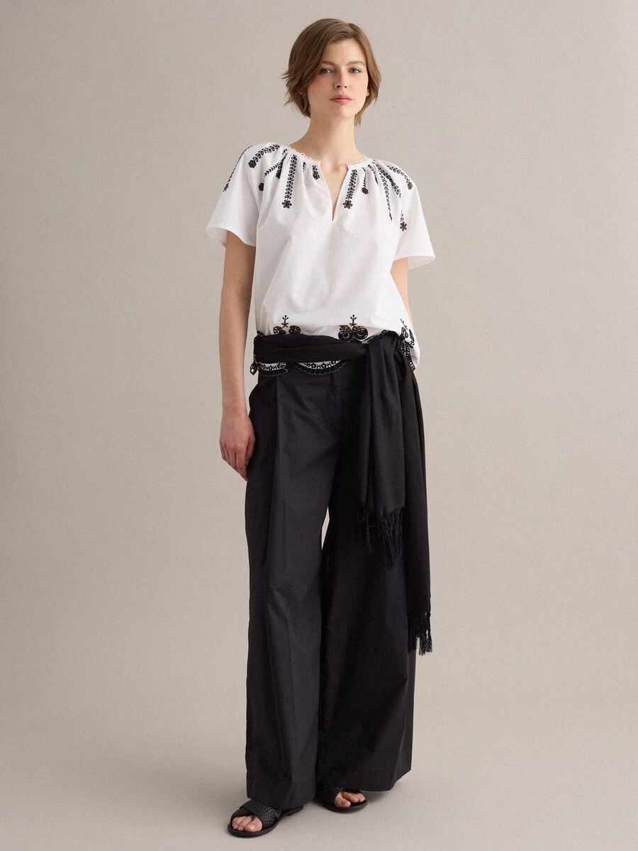 Camisa blanca de puro algod&oacute;n con bordados_2