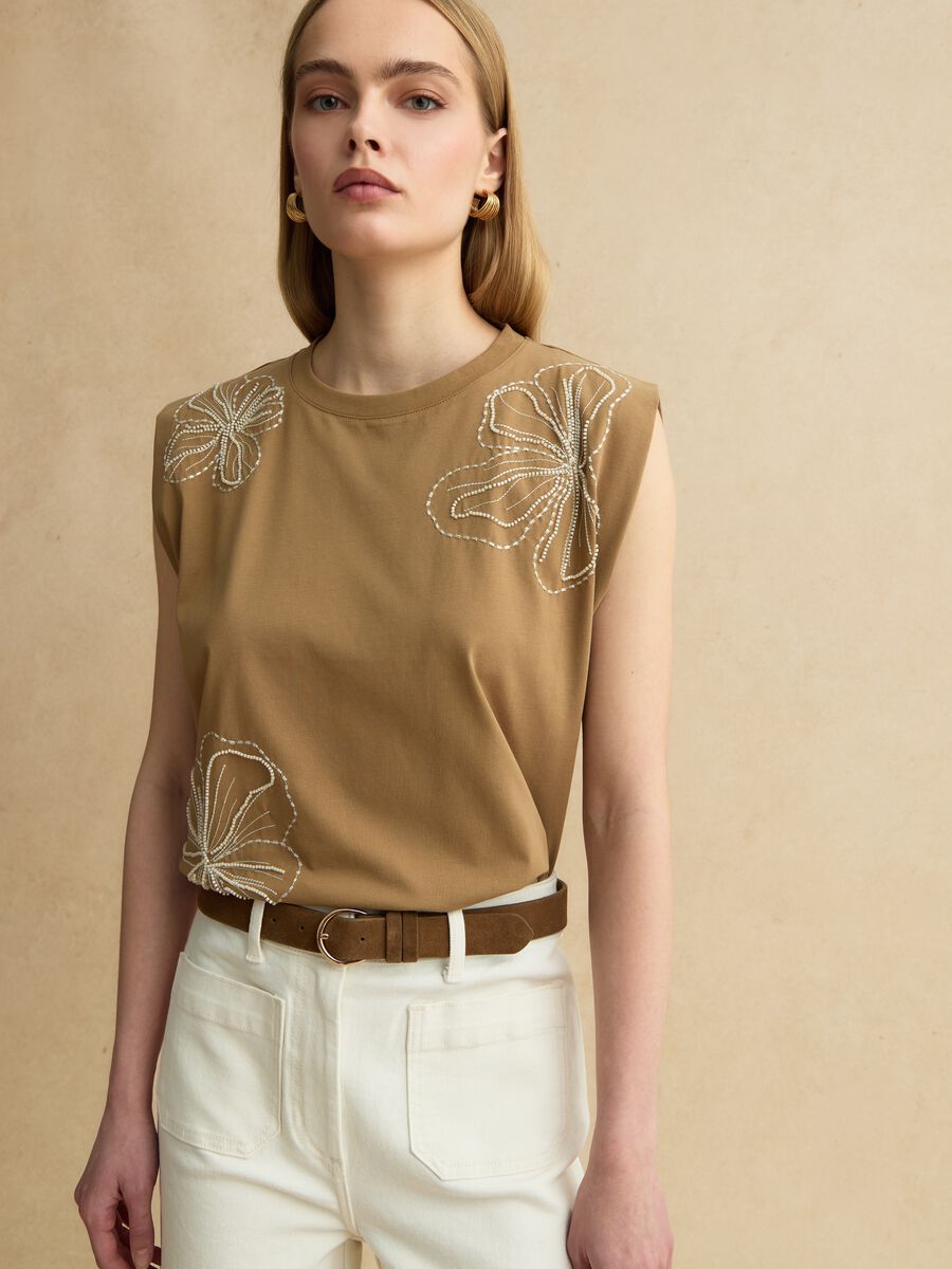 Braunes &auml;rmelloses T-Shirt aus Baumwollmischung, Regular Fit mit Stickerei_0