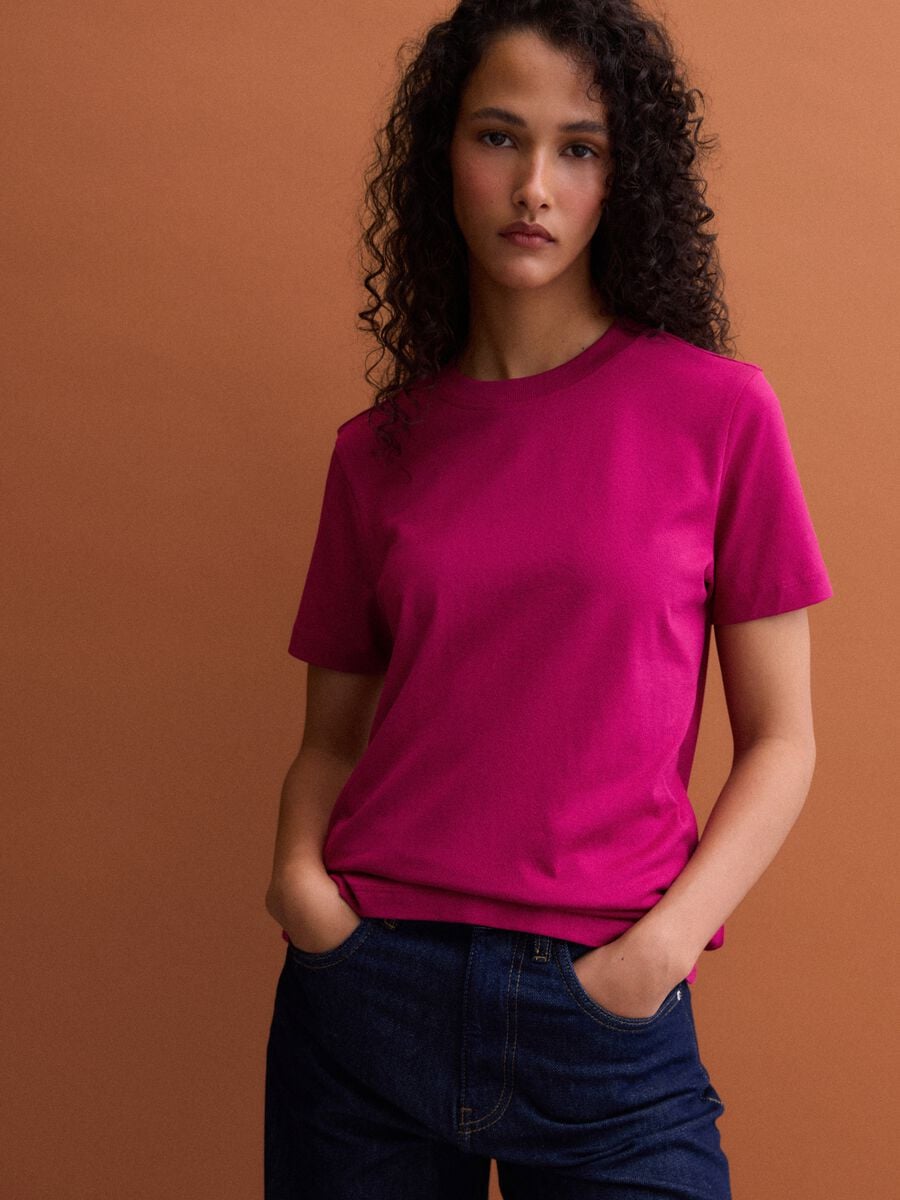 &Rho;&omicron;&zeta; T-shirt &mu;&epsilon; &sigma;&tau;&rho;&omicron;&gamma;&gamma;&upsilon;&lambda;ή &lambda;&alpha;&iota;&mu;ό&kappa;&omicron;&psi;&eta; &alpha;&pi;ό 100% &beta;&alpha;&mu;&beta;ά&kappa;&iota; Supima, &kappa;&alpha;&nu;&omicron;&nu;&iota;&kappa;ή &epsilon;&phi;&alpha;&rho;&mu;&omicron;&gamma;ή_1