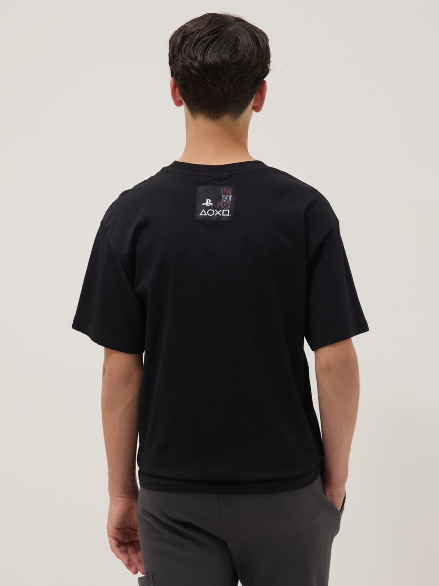 Camiseta negra de ni&ntilde;o con logo de PlayStation en algod&oacute;n 100%, corte relaxed_1