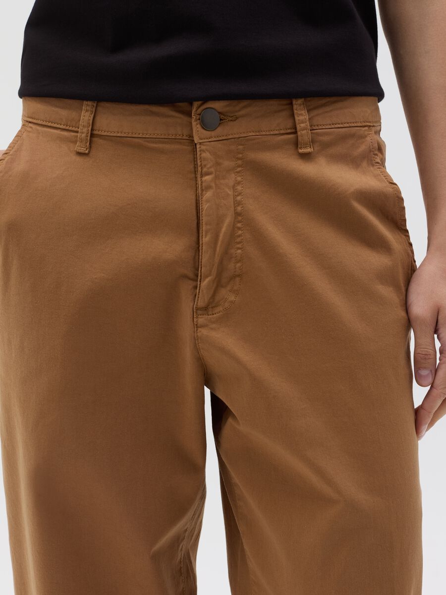Chino pants with turned-up hems_2