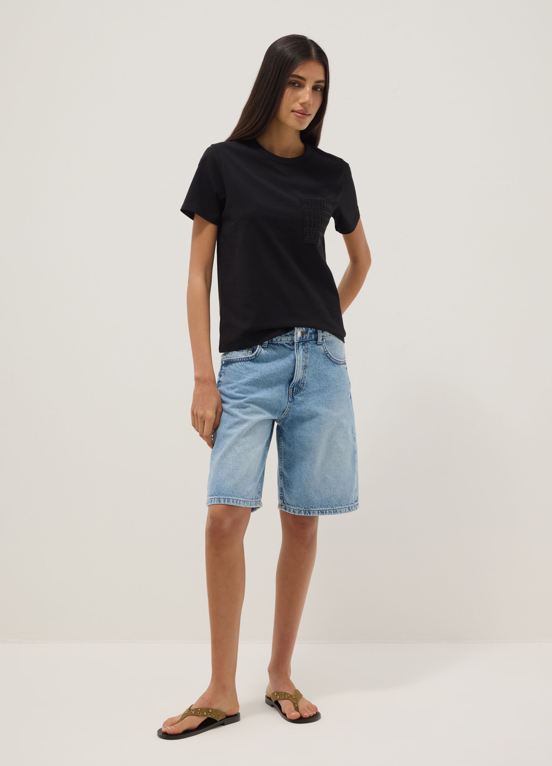 Schwarzes Regular-Fit-T-Shirt aus reiner Baumwolle mit bestickter Brusttasche