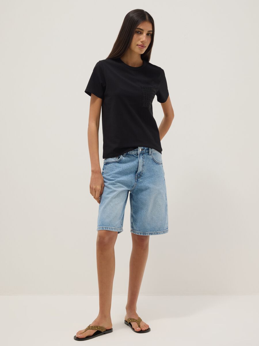 Camiseta negra de algod&oacute;n puro regular fit con bolsillo bordado_1