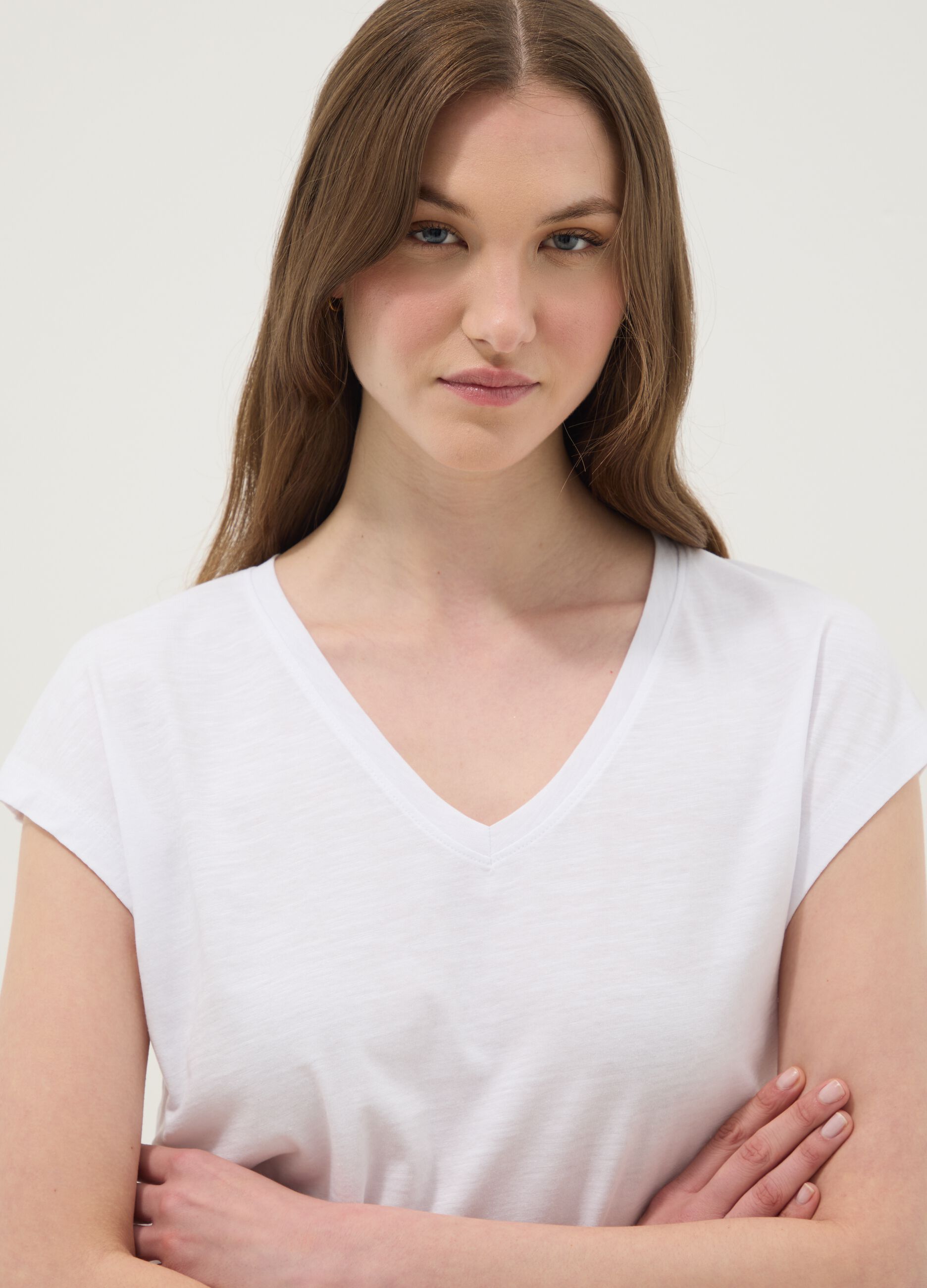 &Lambda;&epsilon;&upsilon;&kappa;ό T-shirt &alpha;&pi;ό 100% &beta;&alpha;&mu;&beta;ά&kappa;&iota; &mu;&epsilon; V &lambda;&alpha;&iota;&mu;ό&kappa;&omicron;&psi;&eta;