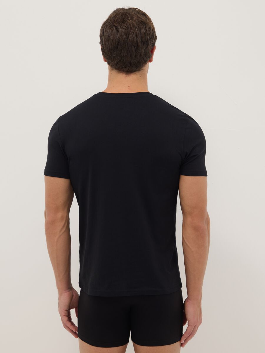 Tripack schwarze V-Ausschnitt T-Shirts in reiner Baumwolle im Regular Fit_2