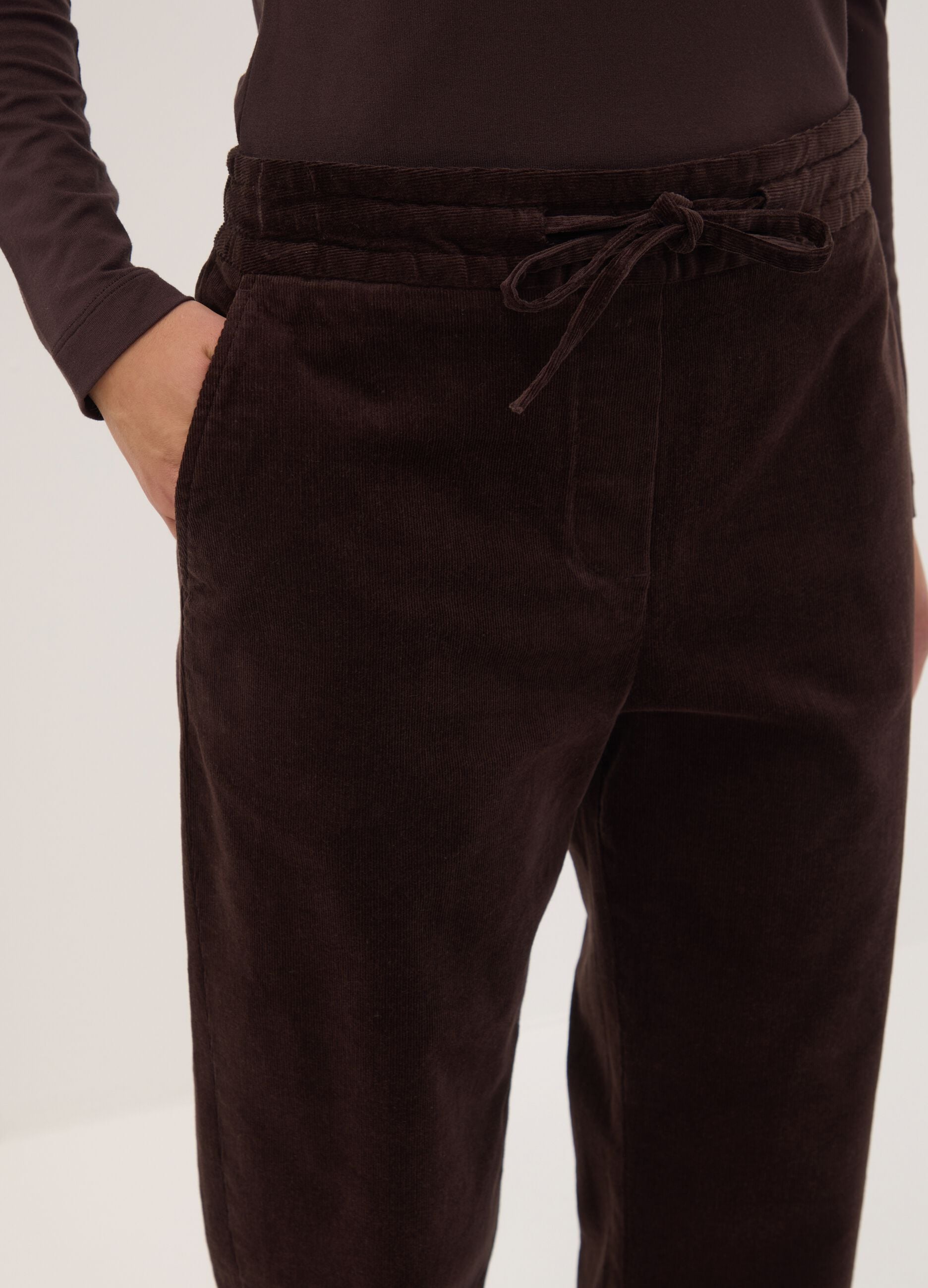 Braune Ripp-Hose aus Stretch-Baumwolle mit elastischem Bund