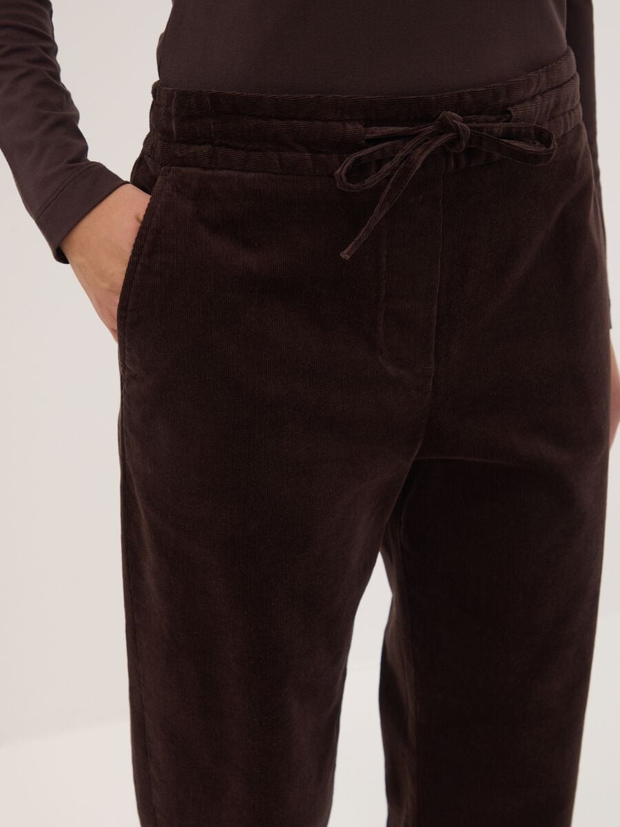 Braune Ripp-Hose aus Stretch-Baumwolle mit elastischem Bund_2