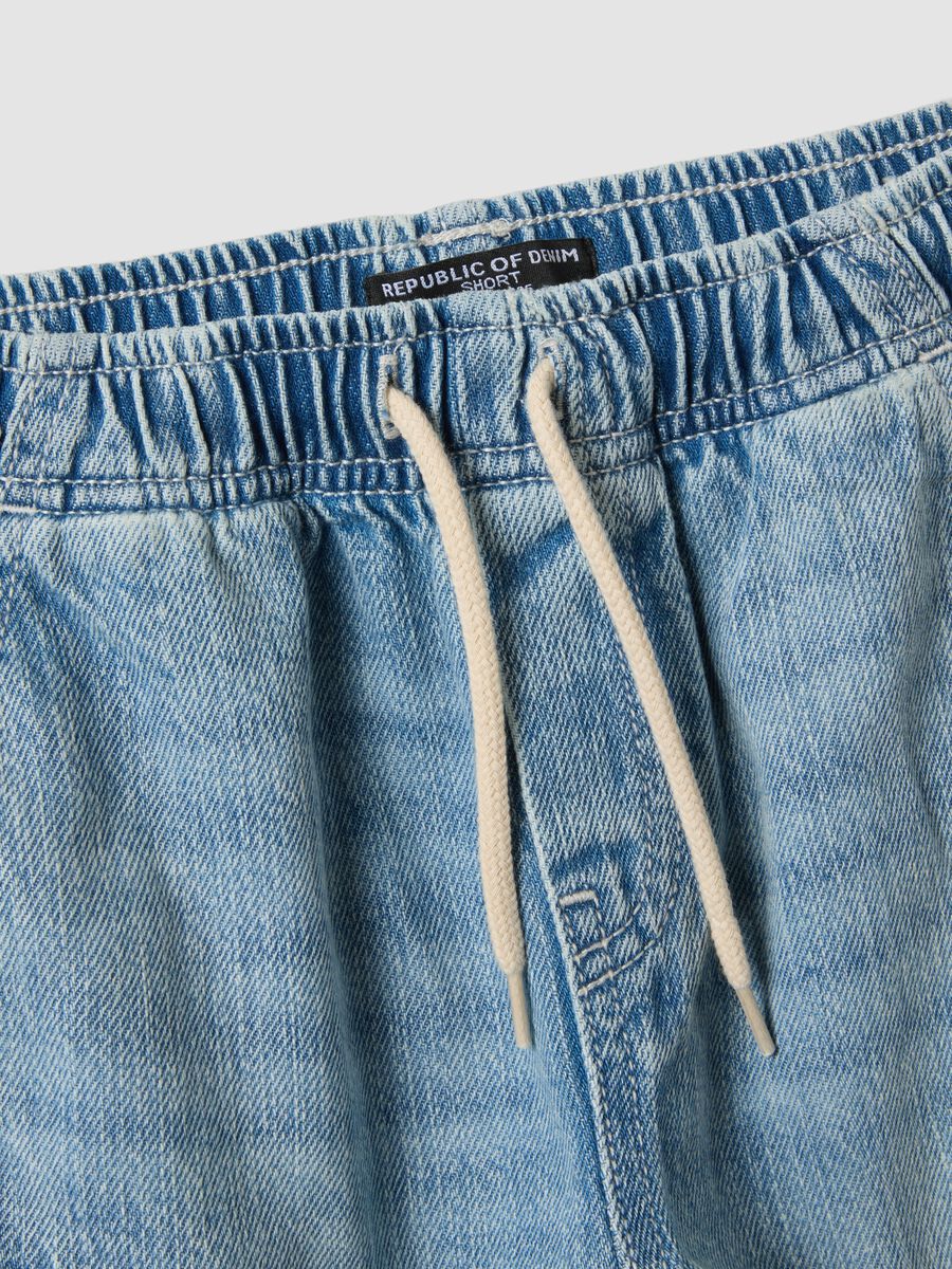 Light blue denim cargo shorts in pure cotton_2