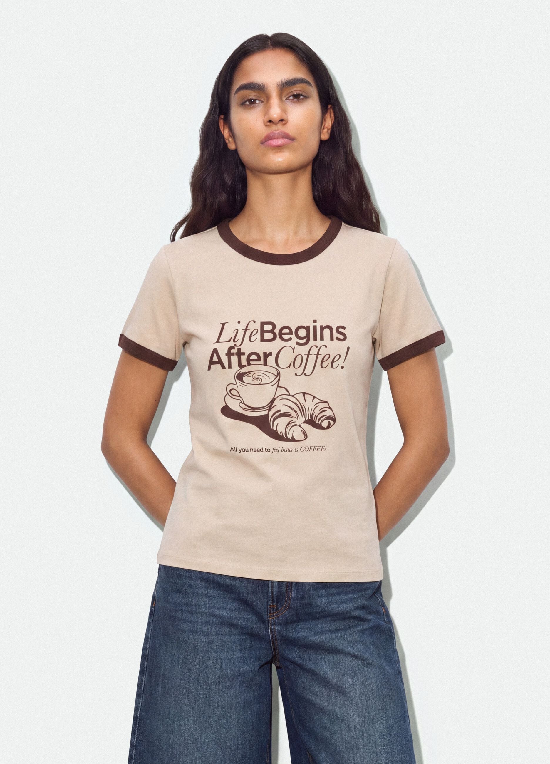 T-shirt rosa em algod&atilde;o com estampado gr&aacute;fico frontal e acabamentos contrastantes