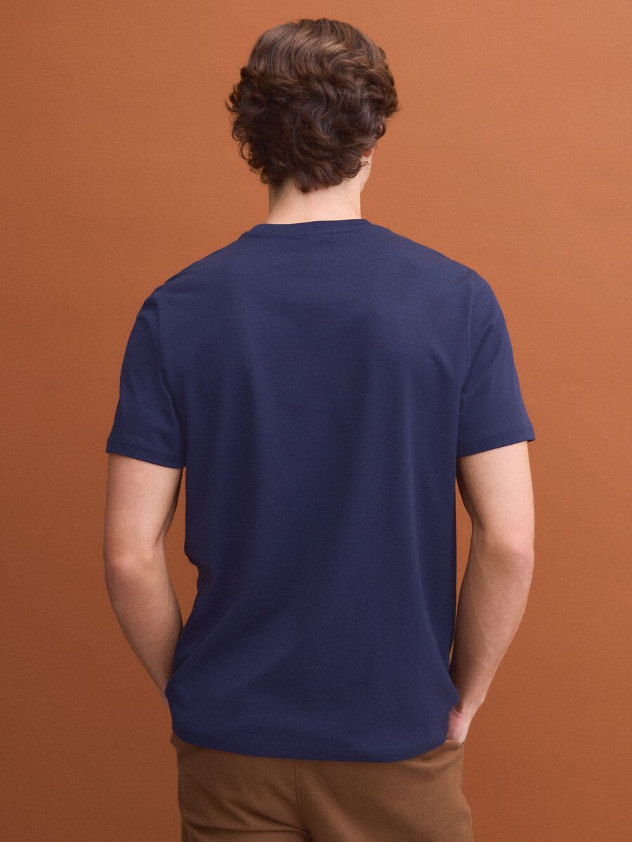 T-shirt azul em algod&atilde;o puro com gola redonda, corte regular_3