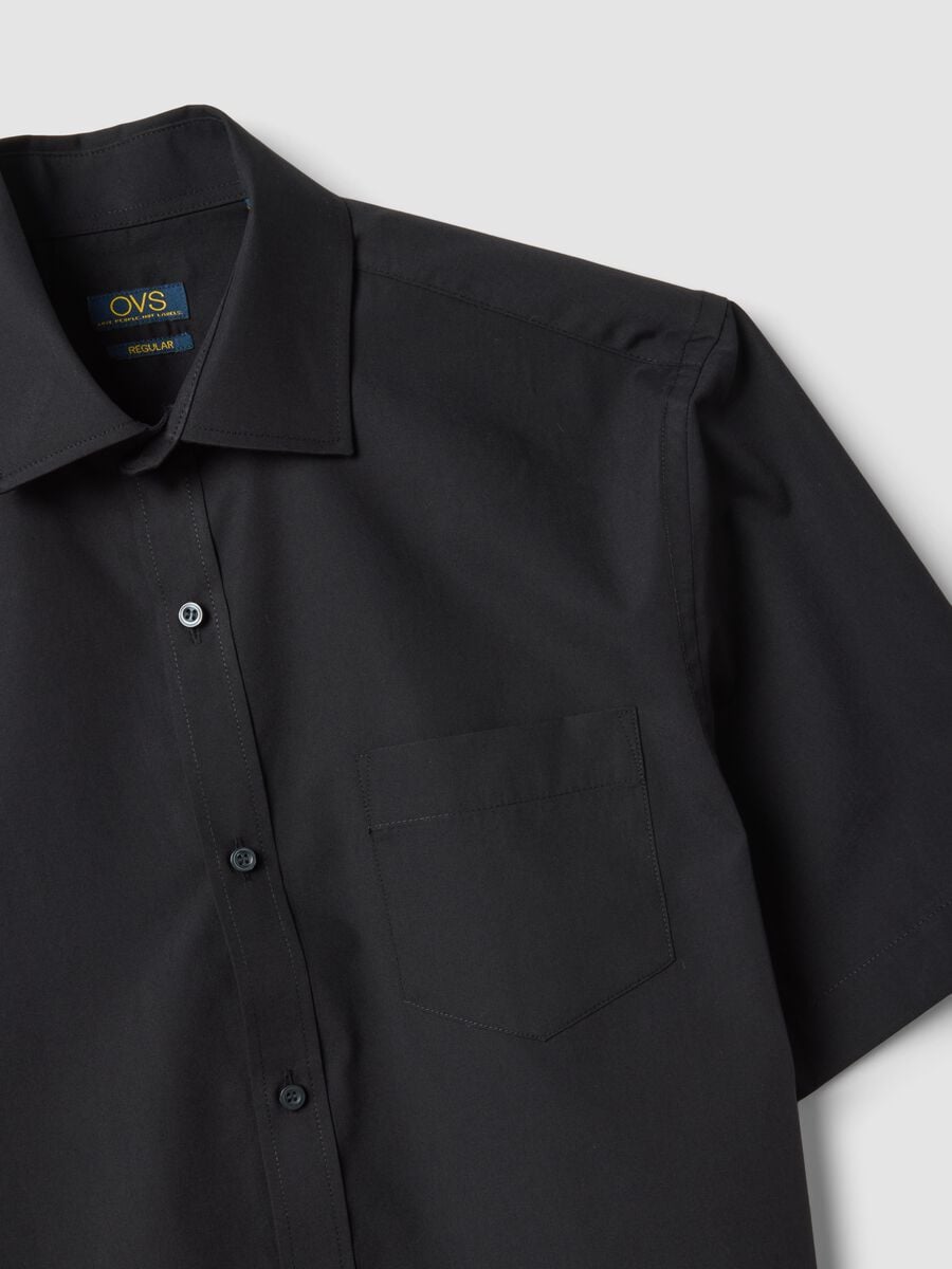 Camisa negra de manga corta con cuello cl&aacute;sico_5