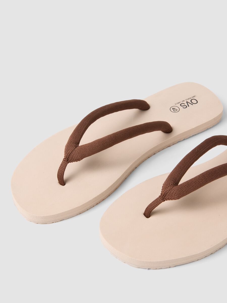 Chanclas beige con tiras anchas_1