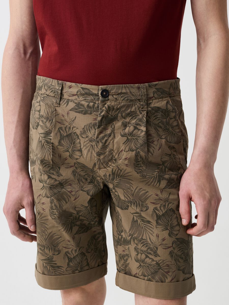 Chino Bermuda shorts with print and ripstop weave_2