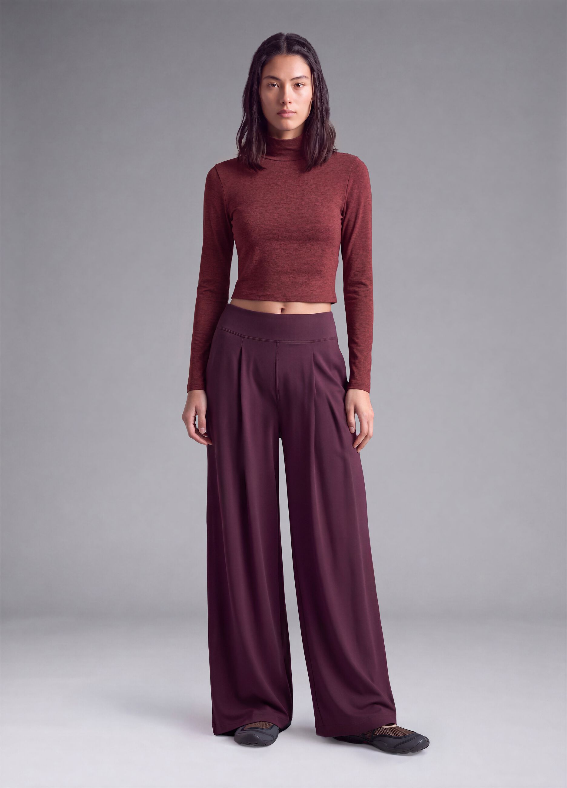 Red cropped stretch T-shirt with high neck