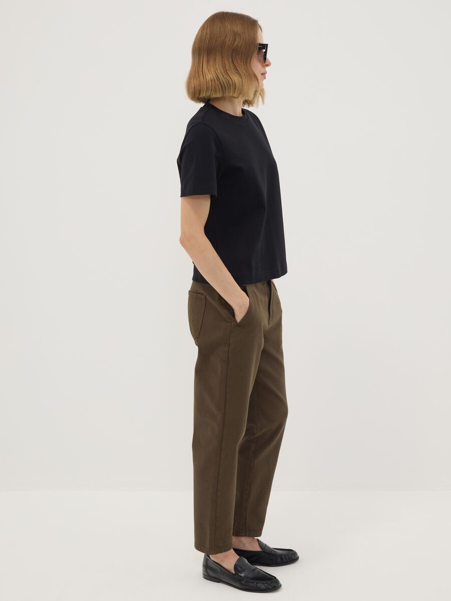Baggy-Fit-Jeans aus braunem Denim aus reiner Baumwolle mit Paperbag-Bund_3