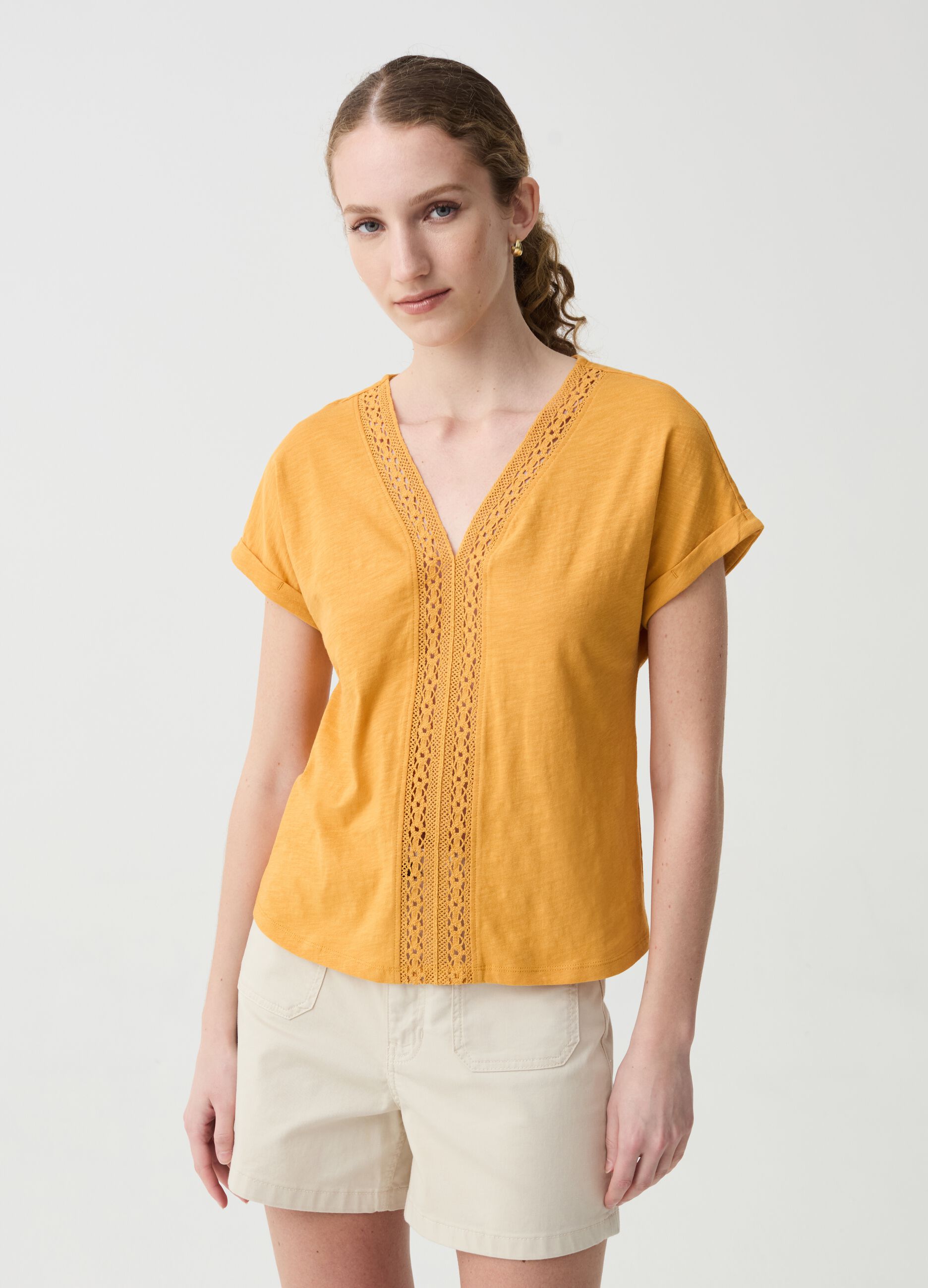T-shirt in cotone con inserto crochet