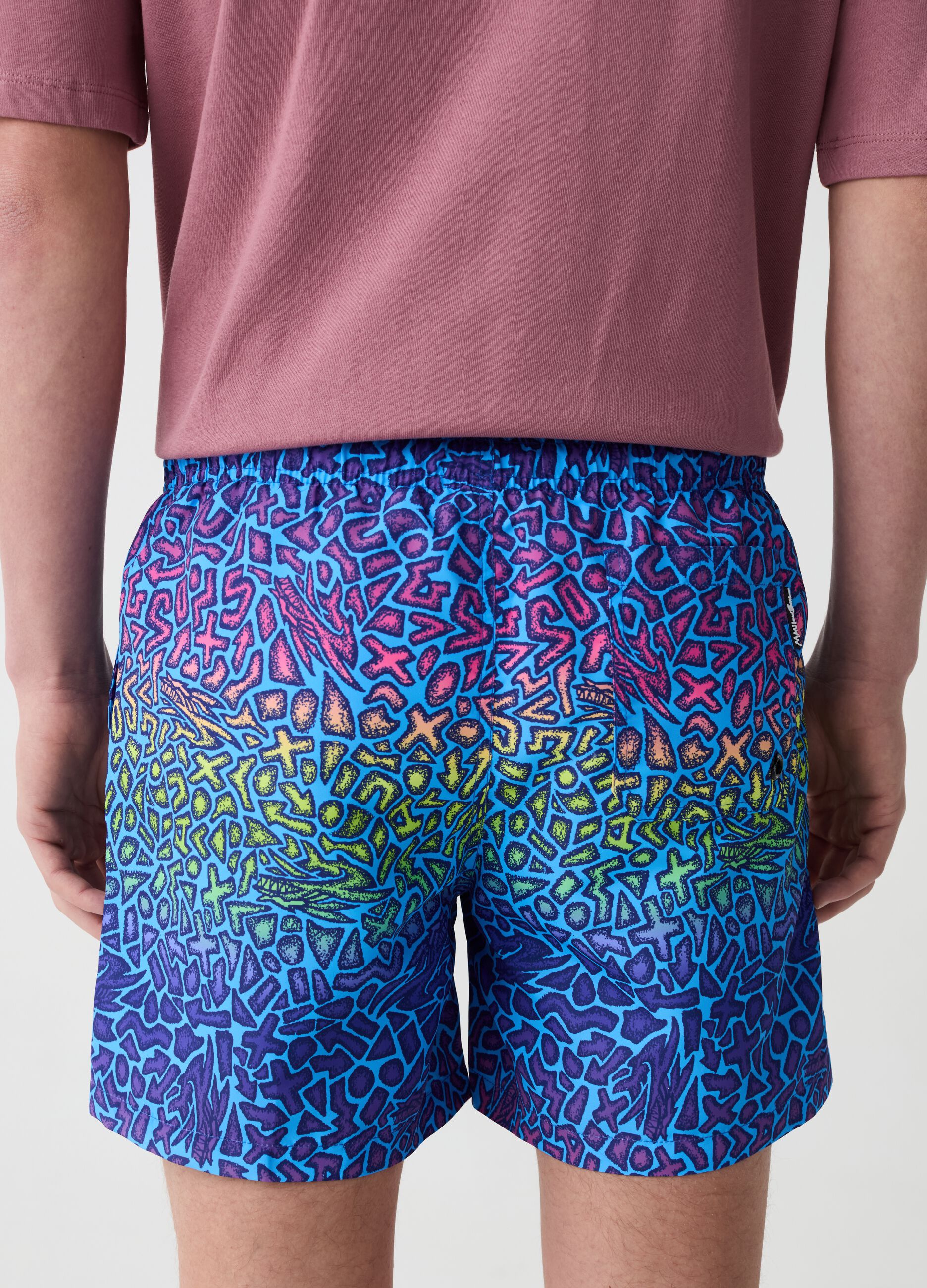 Swimming trunks with multicoloured print