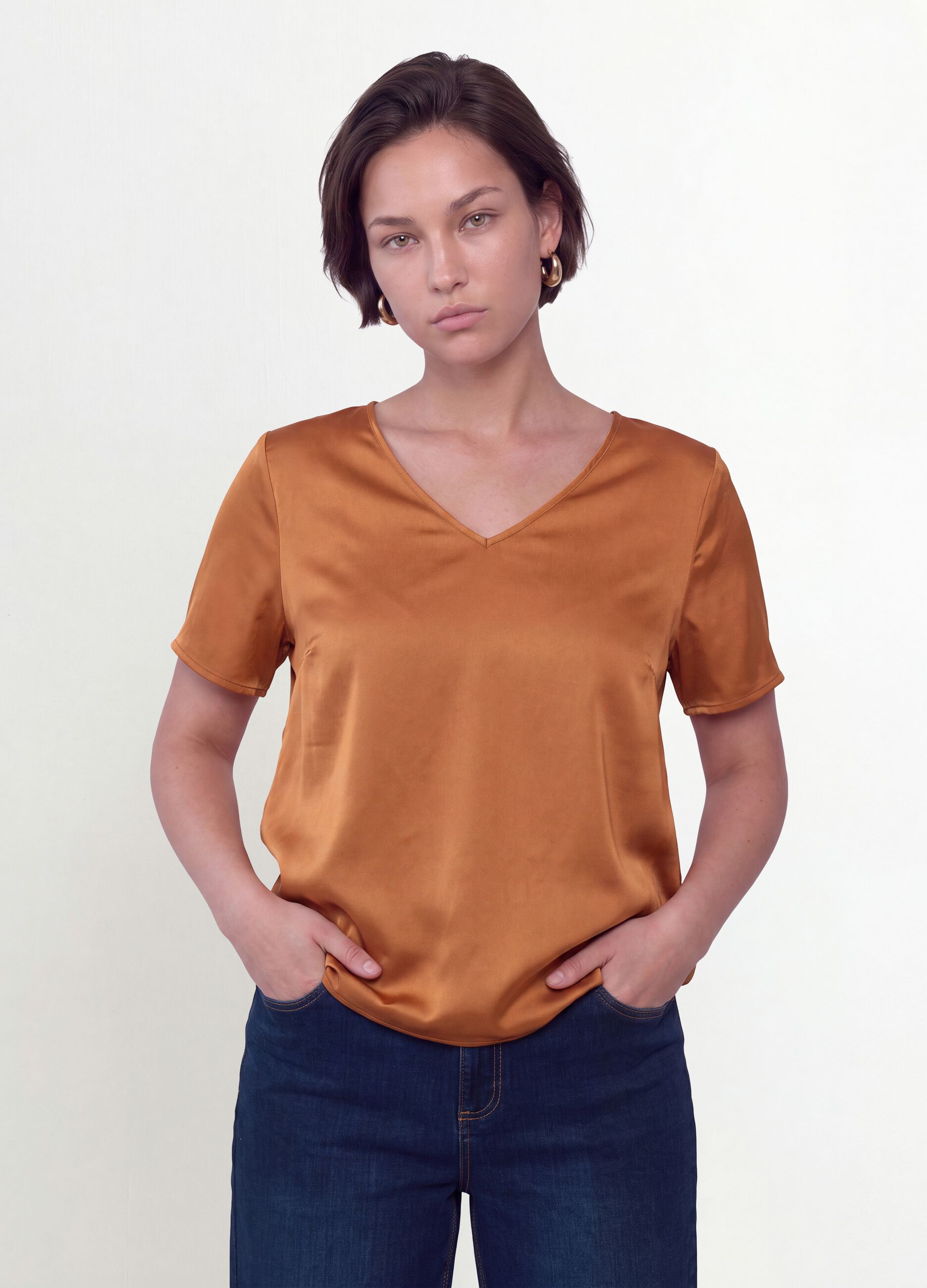 Braune Satinbluse aus Stretchmaterial mit V-Ausschnitt, Regular Fit