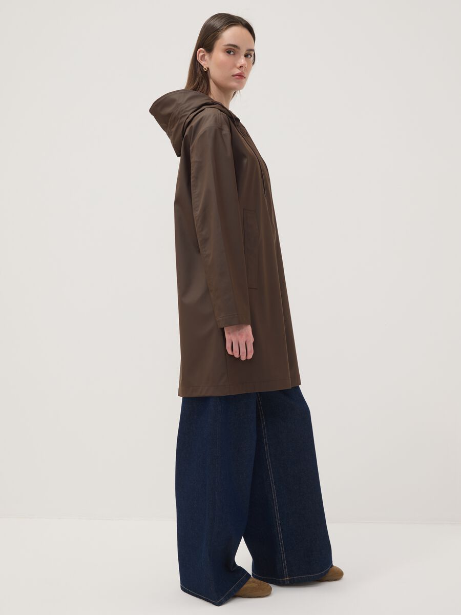 Lange braune Jacke mit Kapuze und Reissverschluss_0