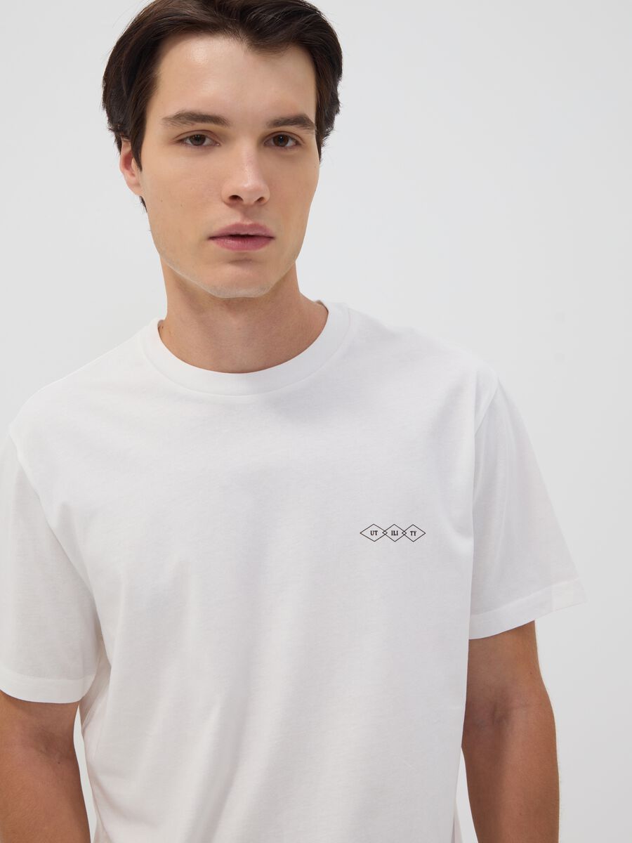 T-shirt bianca in puro cotone jersey con stampa grafica regular fit_2