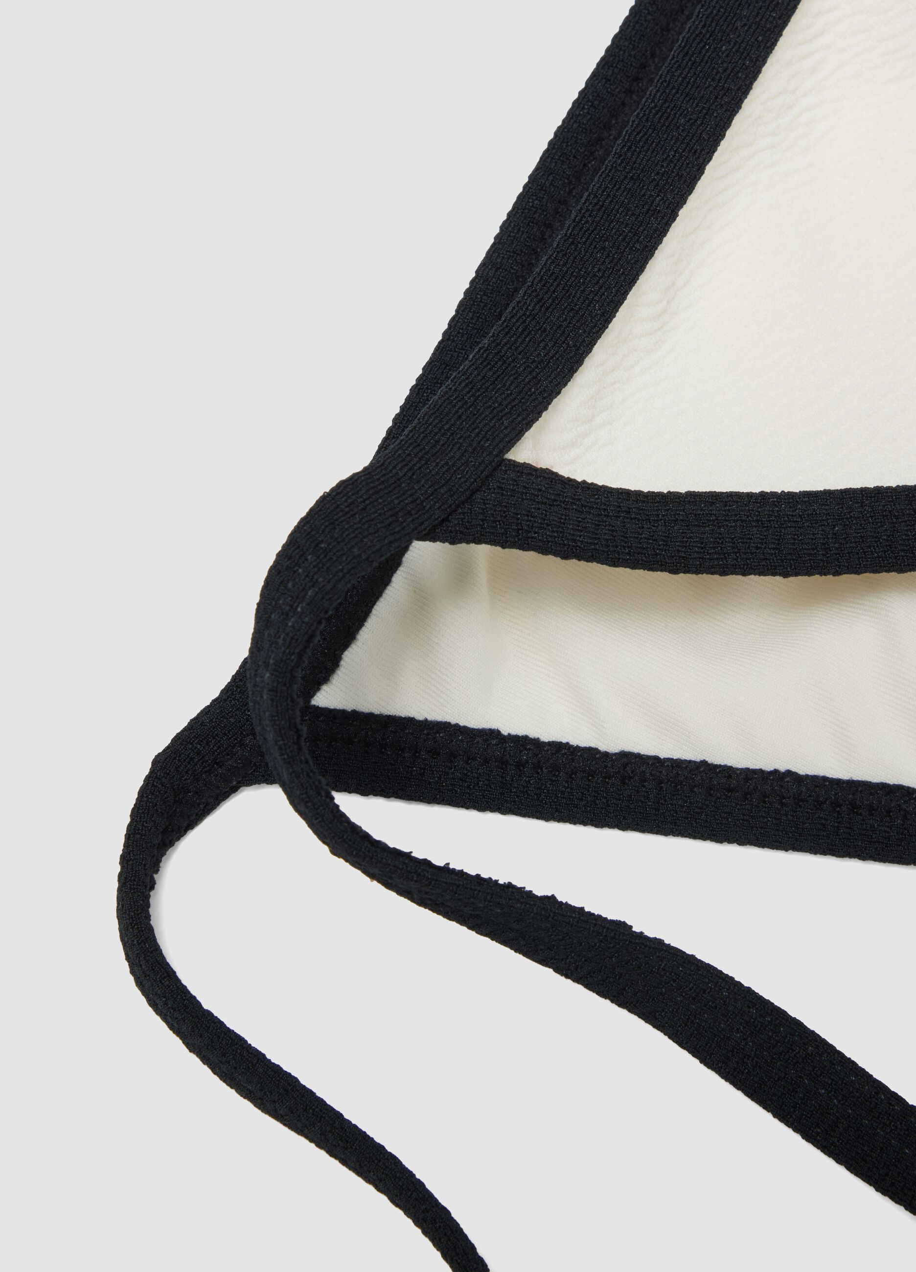 Schwarz-weisser Bikini-Slip aus Stretchmaterial mit seitlichen B&auml;ndern