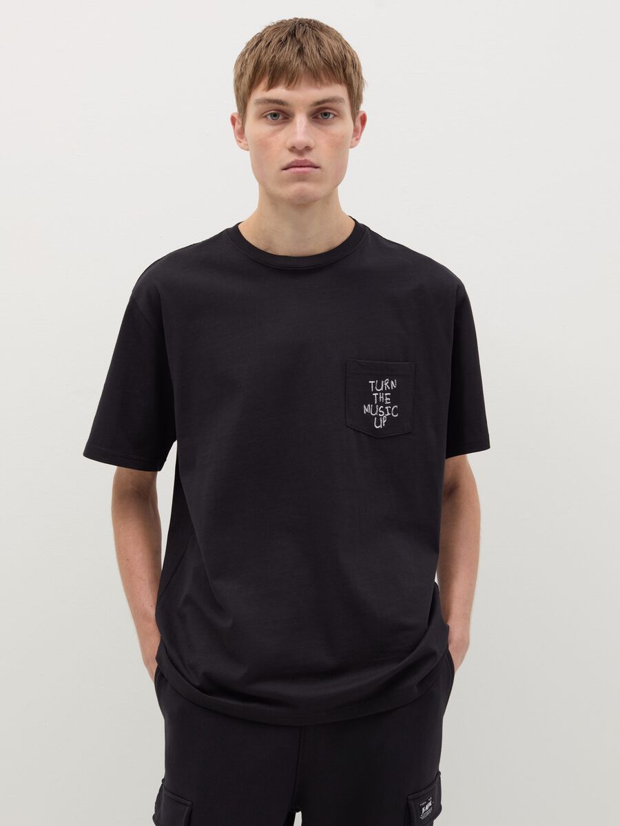 T-shirt with embroidered pocket_0