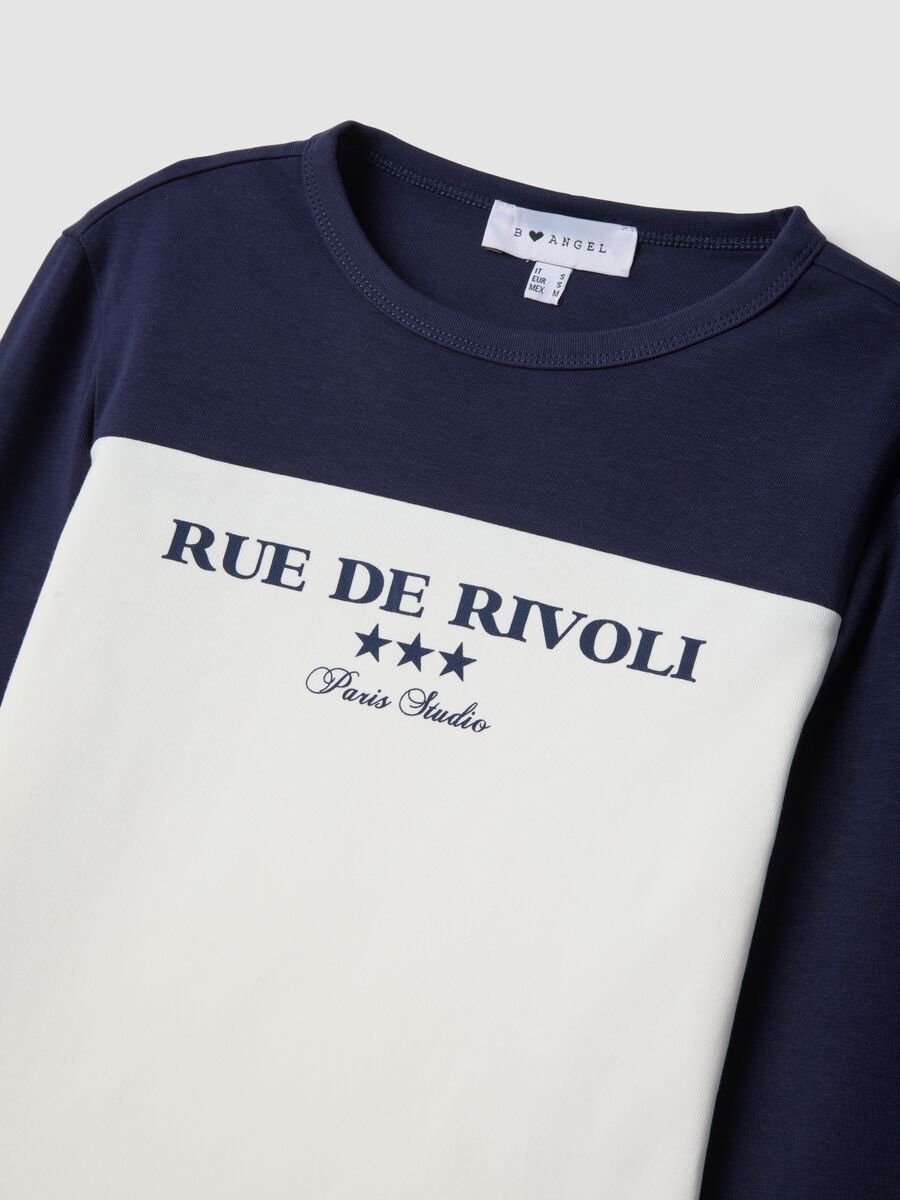 T-shirt bianca e blu in cotone elasticizzato con stampa frontale_5
