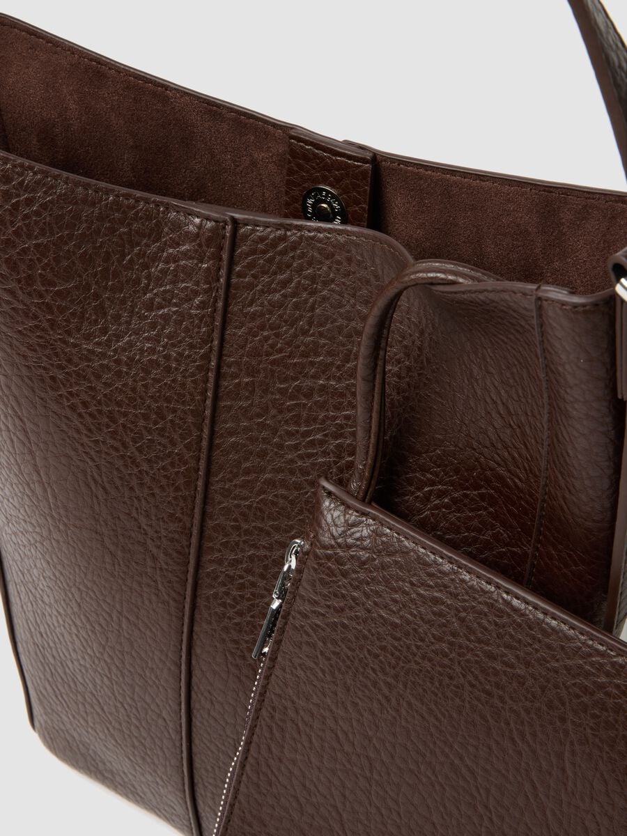 Borsa marrone a spalla effetto martellato_2