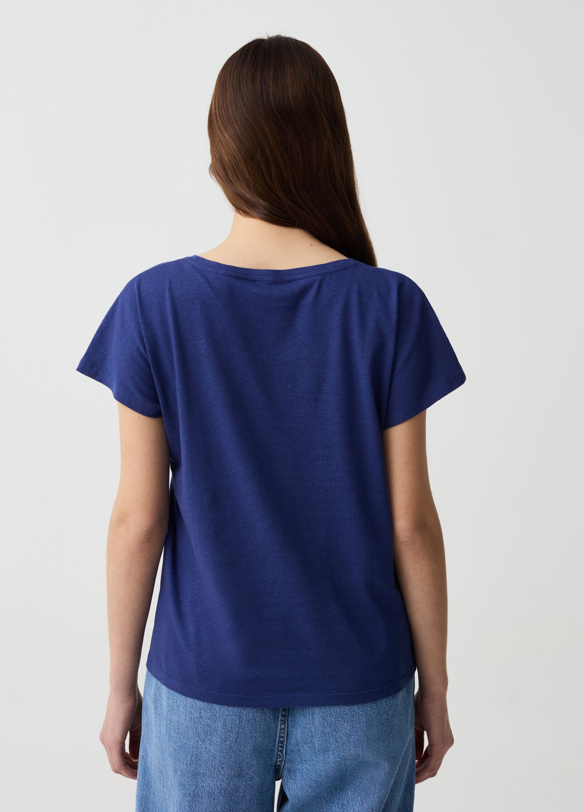 Camiseta de lino y algodón con cuello de pico